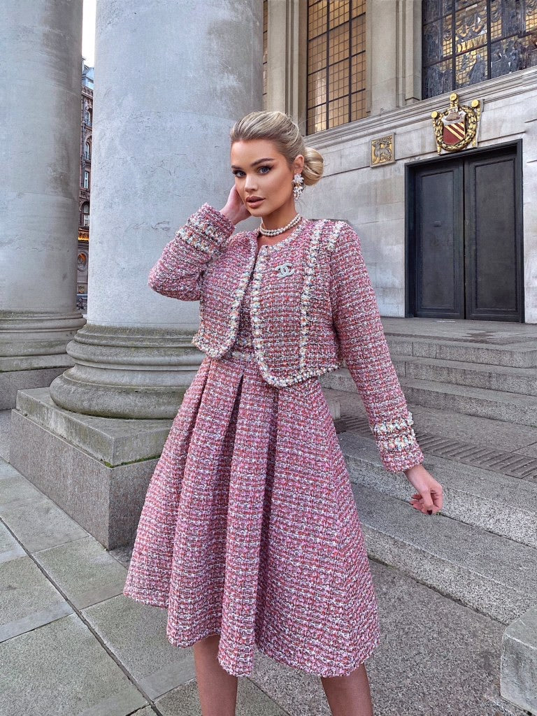 Looking Like Chanel  Pink tweed skirt outfit, Miniskirt outfits